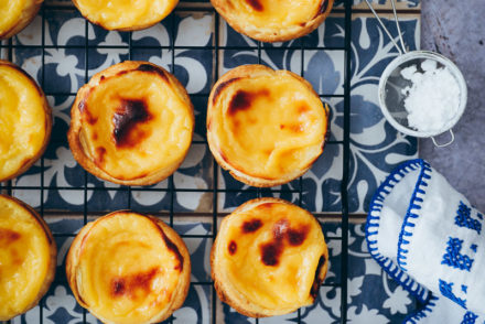 pasteis pastel de nata rezept recipe portugiesische puddingtörtchen portuguese custart tarts blätterteig rezept foodblog backblog foodstyling food 52 bakefeed foodstylist backblog törtchen muffins