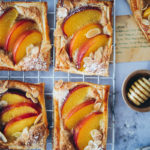 Pfirsich Frangipane Mandeltarte tartelettes steinobst kuchen obstkuchen sommerkuchen backen blätterteigrezept puff pastry frangipane tart peaches cake foodstylist food styling food 52 the bakefeed zuckerzimtundliebe foodblog backblog