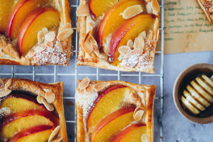 Pfirsich Frangipane Mandeltarte tartelettes steinobst kuchen obstkuchen sommerkuchen backen blätterteigrezept puff pastry frangipane tart peaches cake foodstylist food styling food 52 the bakefeed zuckerzimtundliebe foodblog backblog