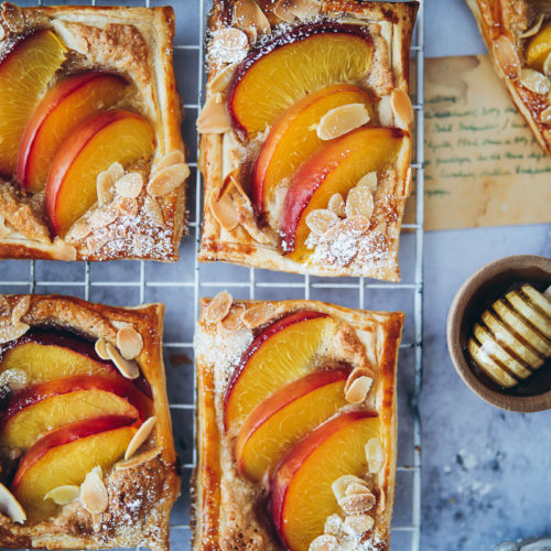 Pfirsich Frangipane Mandeltarte tartelettes steinobst kuchen obstkuchen sommerkuchen backen blätterteigrezept puff pastry frangipane tart peaches cake foodstylist food styling food 52 the bakefeed zuckerzimtundliebe foodblog backblog