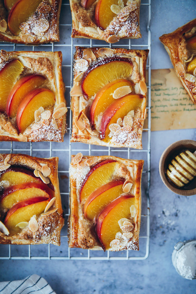 Pfirsich Frangipane Mandeltarte tartelettes steinobst kuchen obstkuchen sommerkuchen backen blätterteigrezept puff pastry frangipane tart peaches cake foodstylist food styling food 52 the bakefeed zuckerzimtundliebe foodblog backblog