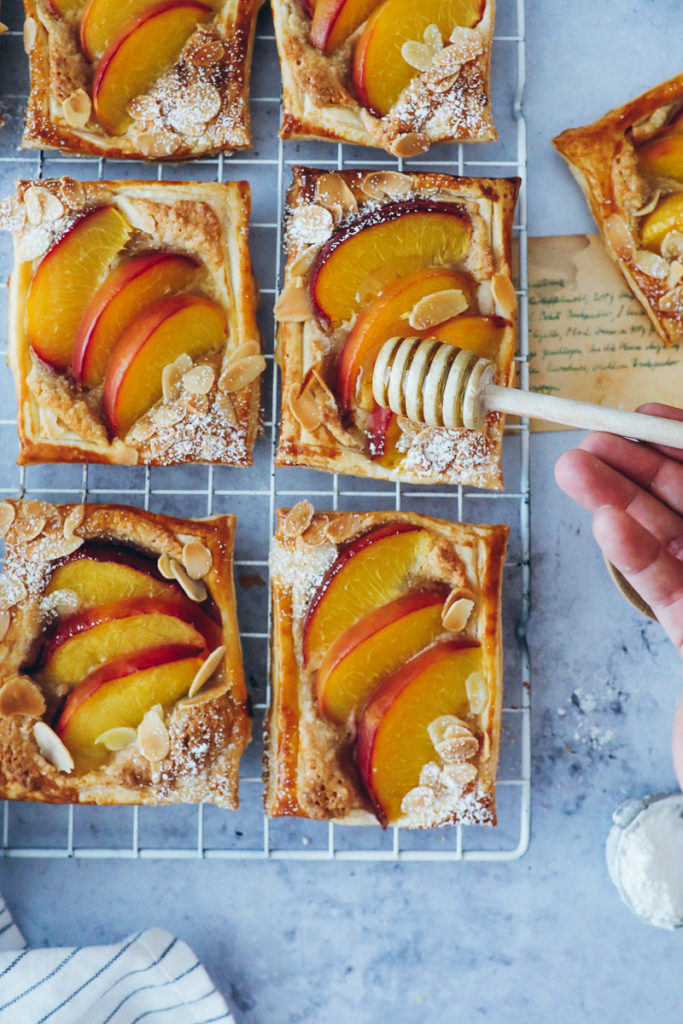 Pfirsich Frangipane Mandeltarte tartelettes steinobst kuchen obstkuchen sommerkuchen backen blätterteigrezept puff pastry frangipane tart peaches cake foodstylist food styling food 52 the bakefeed zuckerzimtundliebe foodblog backblog