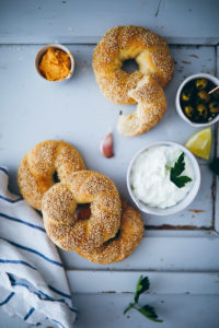 griechische sesamringe Koulouri , simit, sesamringe, rezept, simit rezept, koulouris rezept, griechische Küche, backen, brötchen, sesambrötchen, foodstyling, backrezept, hefe brötchen rezept, brunch rezepte, brunch ideen, frühstücksglück, frühstücksezepte, foodstylist, backblog, zuckerzimtundliebe