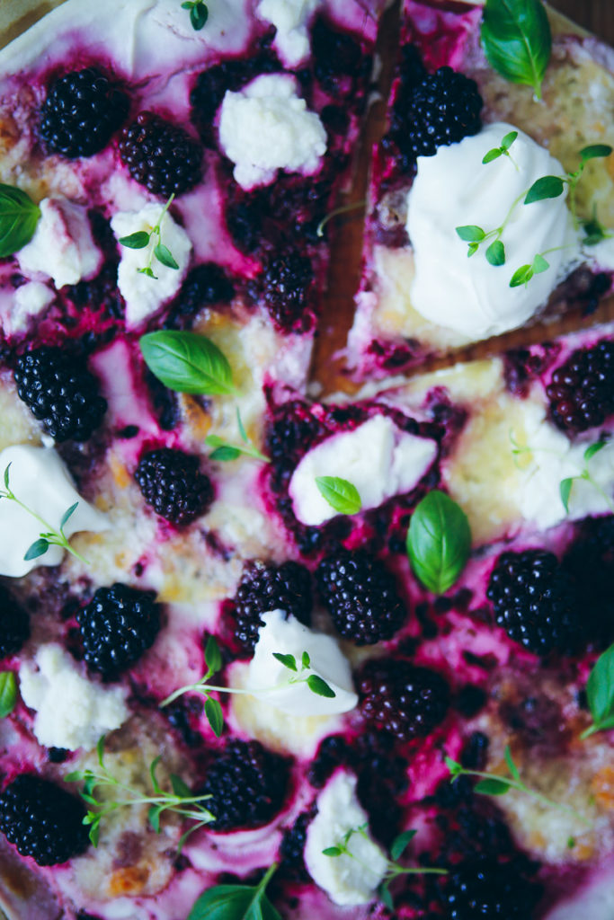 Brombeer Flammkuchen blackberry flatbread pizza recipe rezept abendessen einfaches mittagessen flammkuchen grundrezept flammkuchen teig selber machen brombeer rezepte beeren rezepte sommerrezepte brunch ideen zuckerzimtundliebe foodblog backblog foodstylist food styling food photography the bakefeed food 52