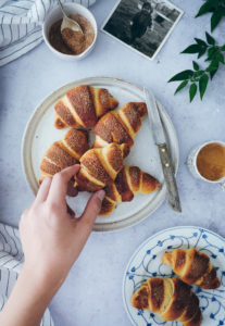 Schoko hörnchen rezept selber backen eienfaches rezept frühstück brunch idee einfacher hefeteig brötchen crescent rolls schokocroissant schokohörnchen zuckerzimtundliebe foodstyling food photography backblog foodblog german deutscher foodblog the bakefeed