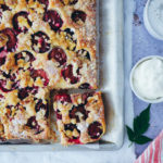 Pflaumenkuchen Zwetschgenkuchen Streuselkuchen Blech Rezept plum streusel sheet cake foodstyling food photography 1000 gute gruende obst zuckerzimtundliebe german cake recipe sommerkuchen pflaumenrezept zwetschgenkuchen ohne hefe einfacher kuchen foodstyling food photography backblog