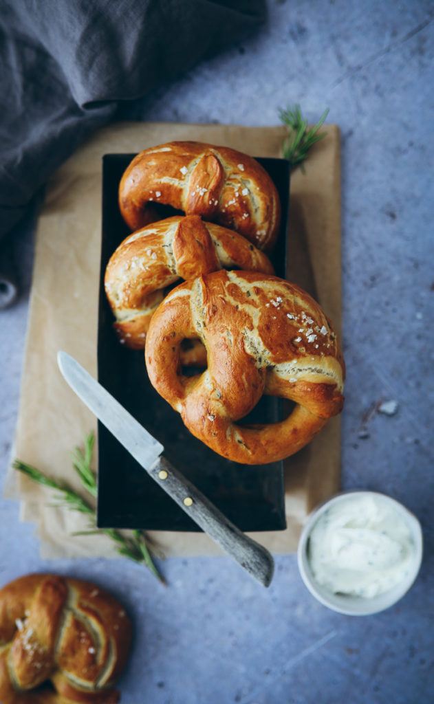 Rezept Laugenbrezeln Laugengebäck Rosmarin brezeln german style soft rosemary pretzels hefeteig trockenhefe zuckerzimtundliebe foodblog backblog foodstylist brunchrezepte frühstücksrezept 