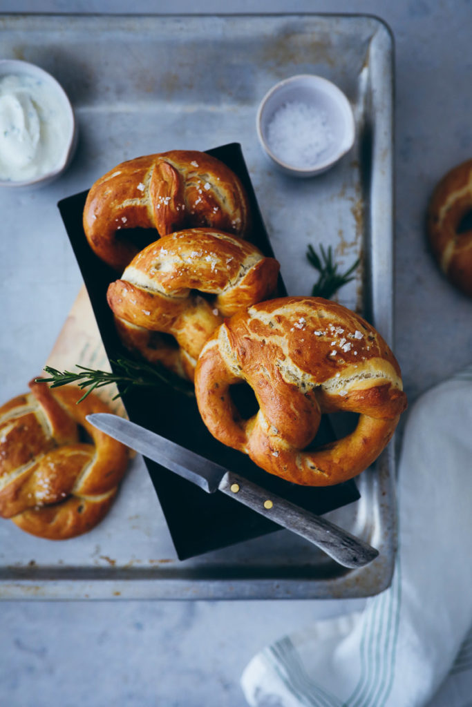 Rezept Laugenbrezeln Laugengebäck Rosmarin brezeln german style soft rosemary pretzels hefeteig trockenhefe zuckerzimtundliebe foodblog backblog foodstylist brunchrezepte frühstücksrezept 