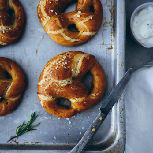 Rezept Laugenbrezeln Laugengebäck Rosmarin brezeln german style soft rosemary pretzels hefeteig trockenhefe zuckerzimtundliebe foodblog backblog foodstylist brunchrezepte frühstücksrezept