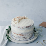 Semi naked cake rezept grundrezept lagen torte 20cm haselnuss nusskuchen kaffee kuchen tchibo 70 jahre jubiläum cream cheese frosting foodstyling tortenrezept hochzeitstorte selber backen food photography backblog zuckerzimtundliebe