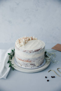 Semi naked cake rezept grundrezept lagen torte 20cm haselnuss nusskuchen kaffee kuchen tchibo 70 jahre jubiläum cream cheese frosting foodstyling tortenrezept hochzeitstorte selber backen food photography backblog zuckerzimtundliebe