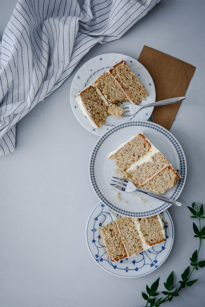 Semi naked cake rezept grundrezept lagen torte 20cm haselnuss nusskuchen kaffee kuchen tchibo 70 jahre jubiläum cream cheese frosting foodstyling tortenrezept hochzeitstorte selber backen food photography backblog zuckerzimtundliebe