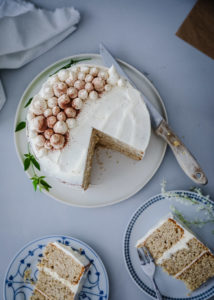 Semi naked cake rezept grundrezept lagen torte 20cm haselnuss nusskuchen kaffee kuchen tchibo 70 jahre jubiläum cream cheese frosting foodstyling tortenrezept hochzeitstorte selber backen food photography backblog zuckerzimtundliebe