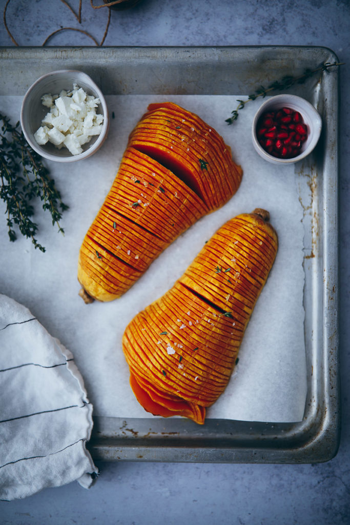 Butternuss Kürbis Hasselback pumpkin aus dem Ofen gebackener butternut vegetarisches Mittagessen Herbstrezept Kürbisrezept Feta Granatapfel Quinoa Bowl Rezept Foodstyling the cookfeed zuckerzimtundliebe fooodblog food photography foodstylist veggie lunch