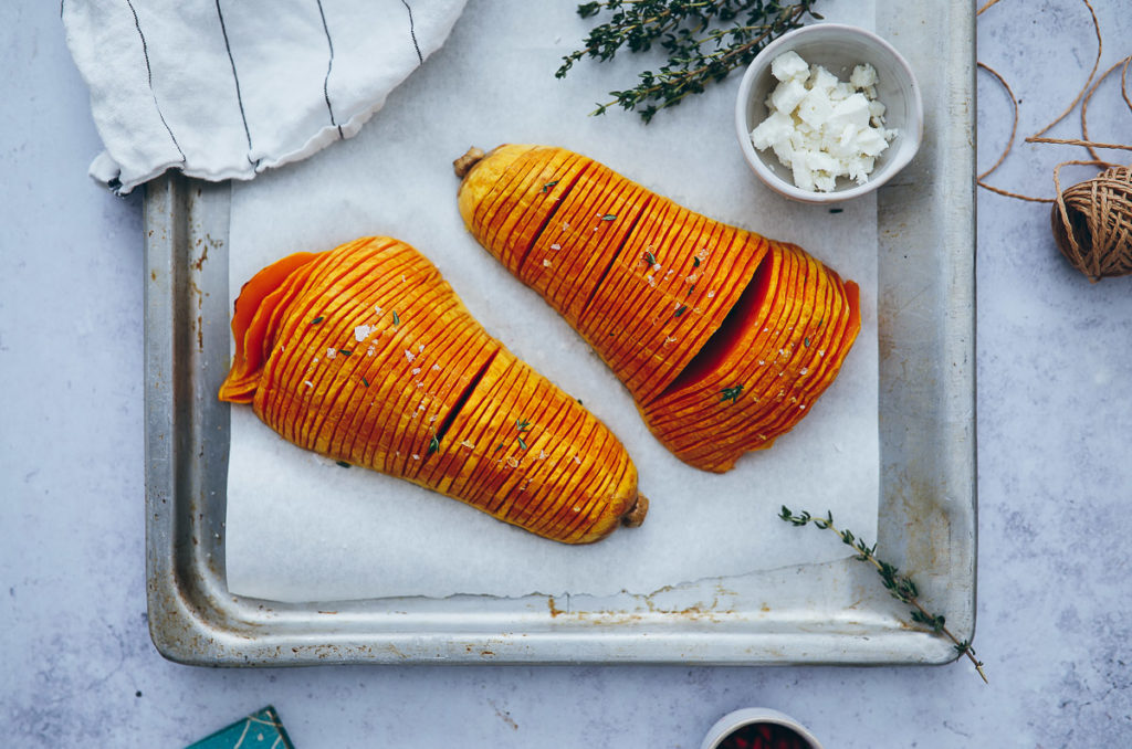 Butternuss Kürbis Hasselback pumpkin aus dem Ofen gebackener butternut vegetarisches Mittagessen Herbstrezept Kürbisrezept Feta Granatapfel Quinoa Bowl Rezept Foodstyling the cookfeed zuckerzimtundliebe fooodblog food photography foodstylist veggie lunch