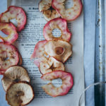 Apfelchips rezept aus dem backofen baked apple chips zuckerzimtundliebe apfelrezepte apple recipes food stylist food styling food photography herbstrezepte herbstdeko apfeldeko getrocknetes obst äpfel suedtirol lana