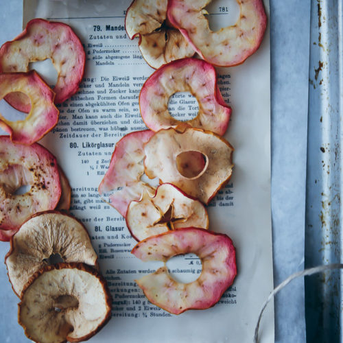 Apfelchips rezept aus dem backofen baked apple chips zuckerzimtundliebe apfelrezepte apple recipes food stylist food styling food photography herbstrezepte herbstdeko apfeldeko getrocknetes obst äpfel suedtirol lana