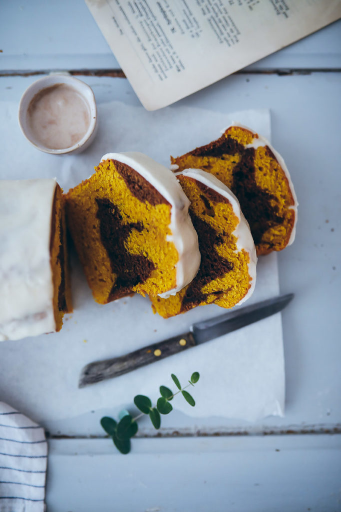 Kürbisbrot Kürbiskuchen Pumpkin bread zimtglasur cinnamon glaze marble cake marmorkuchen einfacher kastenkuchen zuckerzimtundliebe food styling food photography bakefeed loaf cake fall baking backen im herbst