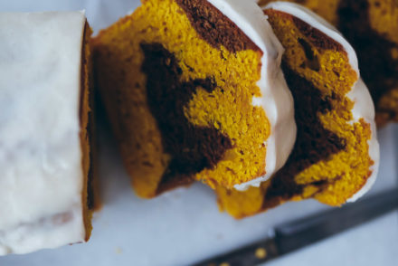 Kürbisbrot Kürbiskuchen Pumpkin bread zimtglasur cinnamon glaze marble cake marmorkuchen einfacher kastenkuchen zuckerzimtundliebe food styling food photography bakefeed loaf cake fall baking backen im herbst