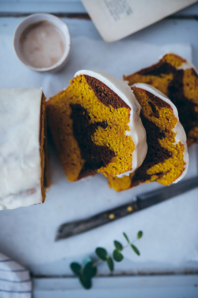 Kürbisbrot Kürbiskuchen Pumpkin bread zimtglasur cinnamon glaze marble cake marmorkuchen einfacher kastenkuchen zuckerzimtundliebe food styling food photography bakefeed loaf cake fall baking backen im herbst