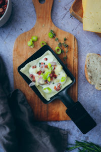 Raclette Ideen Raclette Zutaten Rezept Herbst Rezepte Kürbisrezept Milram Pfännchen Müritzer Käse zuckerzimtundliebe Partyrezept Foodblog Herbstrezept Kürbisrezept bayrisches raclette Flammkuchen Raclette Food photography