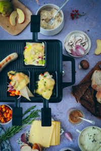 Raclette Ideen Raclette Zutaten Rezept Herbst Rezepte Kürbisrezept Milram Pfännchen Müritzer Käse zuckerzimtundliebe Partyrezept Foodblog Herbstrezept Kürbisrezept bayrisches raclette Flammkuchen Raclette Food photography