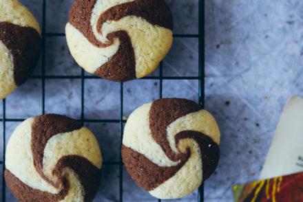 Swirl Cookies Rezept schwarz weiss gebäck einfacher keksteig cookies rezept schoko kekse dänische butterkekse zuckerzimtundliebe foodstyling food photography weihnachtsplätzchen