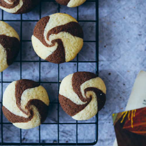 Swirl Cookies Rezept schwarz weiss gebäck einfacher keksteig cookies rezept schoko kekse dänische butterkekse zuckerzimtundliebe foodstyling food photography weihnachtsplätzchen