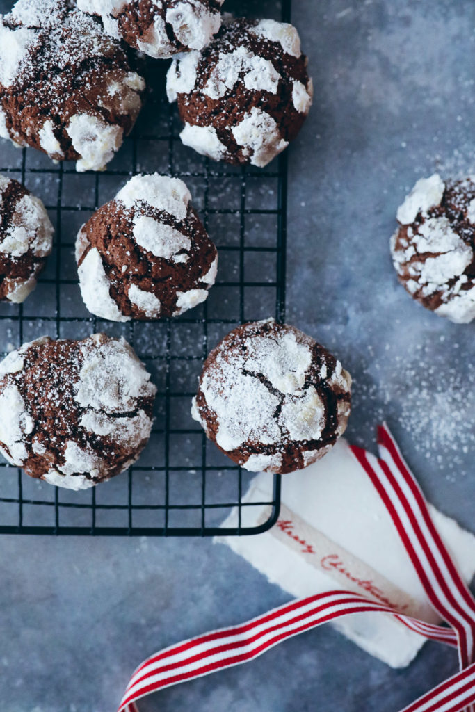 Schokoladen Schneeball Weihnachtsplätzchen rezept schokokekse chocolate crinkle cookies puderzucker weihnachtsbäckerei gebäck adventsgebäck schokoladenknöpfe zuckerzimtundliebe foodblog backblog foodstylist bakefeed german christmas recipes cookies