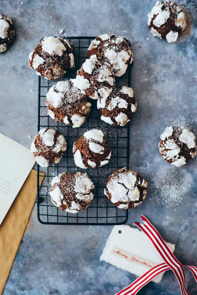 Schokoladen Schneeball Weihnachtsplätzchen rezept schokokekse chocolate crinkle cookies puderzucker weihnachtsbäckerei gebäck adventsgebäck schokoladenknöpfe zuckerzimtundliebe foodblog backblog foodstylist bakefeed german christmas recipes cookies