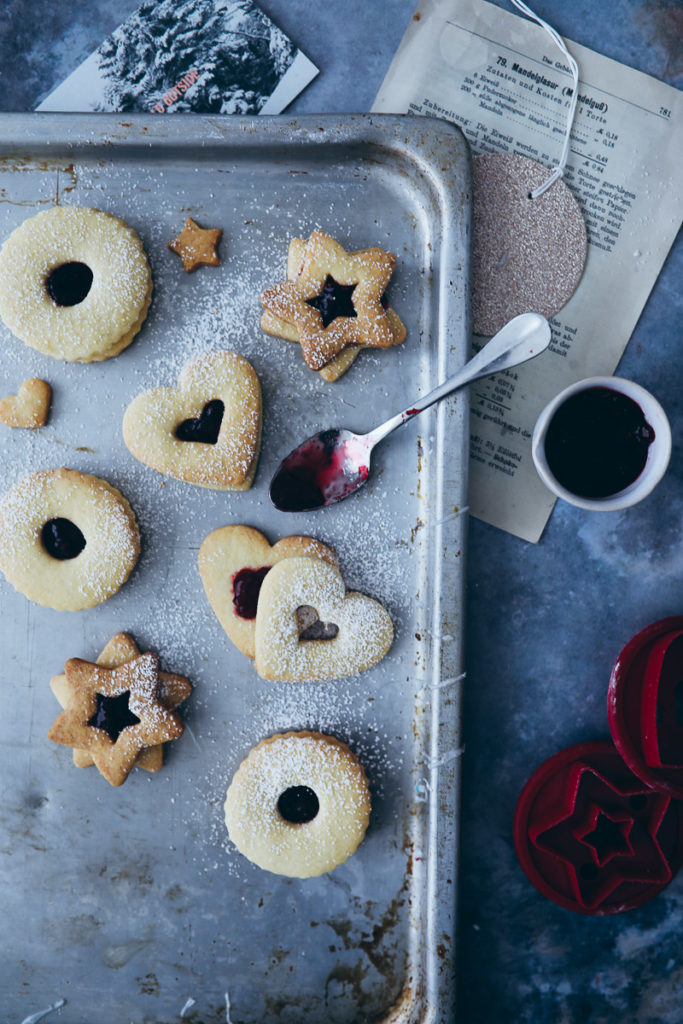 linzer kekse spitzbuben rezept einfache hildabroetchen marmeladenplaetzchen marmeladen kekse weihnachtsbaeckerei zuckerzimtundliebe food stylist tchibo weihnachtswelt