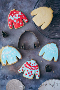 uglychristmassweater ausstechplaetzchen weihnachtsplaetzchen ausstechform pullover weihnachten zuckerzimtundliebe weihnachtsbaeckerei food styling tchibo weihnachtswelt