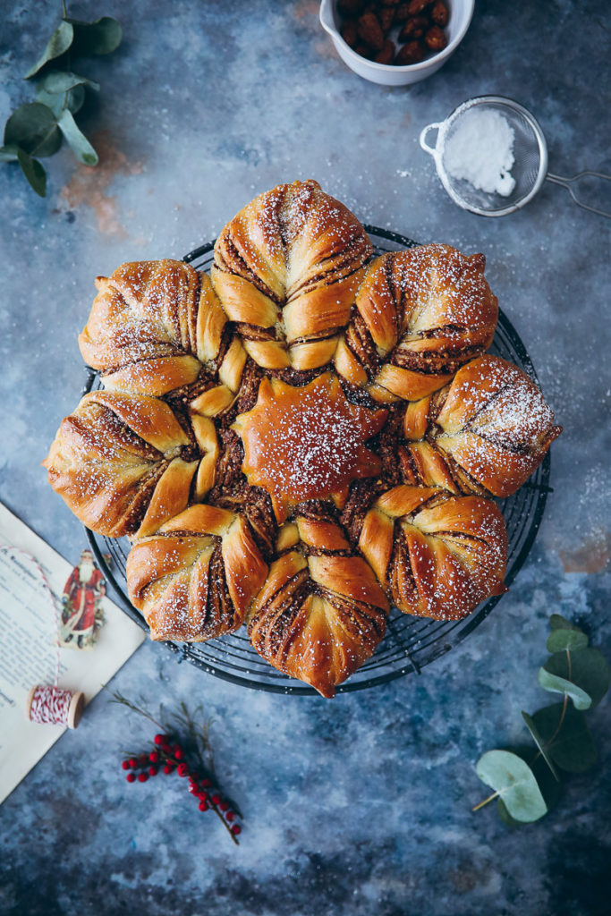 Zimtstern Hefezopf Zimtbrot Hefestern gebrannte Mandel füllung cinnamon star bread Rezept recipe foodstyling food stylist backblog zuckerzimtundliebe weihnachtskuchen weihnachtsbäckerei