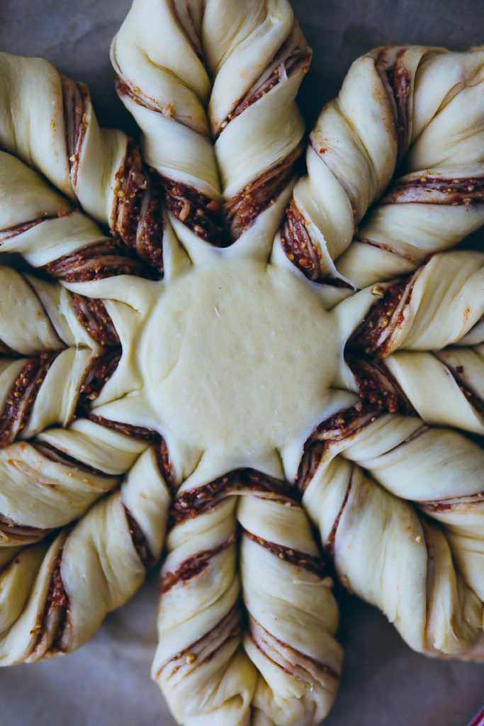 Zimtstern Hefezopf Zimtbrot Hefestern gebrannte Mandel füllung cinnamon star bread Rezept recipe foodstyling food stylist backblog zuckerzimtundliebe weihnachtskuchen weihnachtsbäckerei