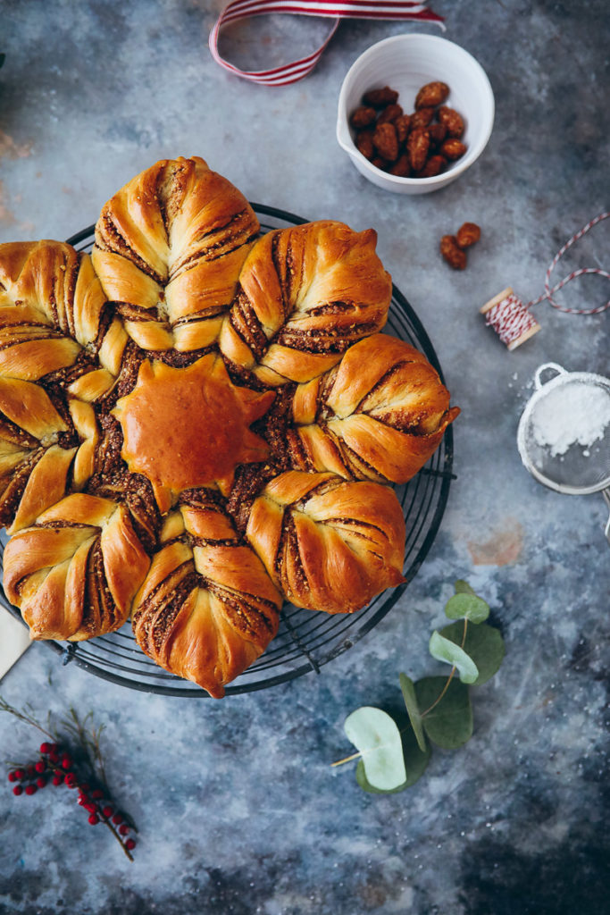 Zimtstern Hefezopf Zimtbrot Hefestern gebrannte Mandel füllung cinnamon star bread Rezept recipe foodstyling food stylist backblog zuckerzimtundliebe weihnachtskuchen weihnachtsbäckerei