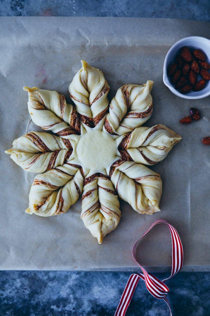 Zimtstern Hefezopf Zimtbrot Hefestern gebrannte Mandel füllung cinnamon star bread Rezept recipe foodstyling food stylist backblog zuckerzimtundliebe weihnachtskuchen weihnachtsbäckerei