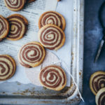 Zimtschnecken Cookies Schwarz weiss gebäck weihnachtsplätzchen weihnachtsbäckerei weihnachtskekse cinnamon roll cookies recipe foodstyling food photography food stylist zuckerzimtundliebe backblog gebäck einfache kekse für weihnachten rollenplätzchen keksteigrolle keksrolle