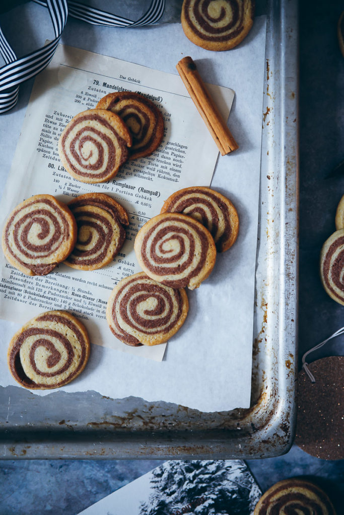 Zimtschnecken Cookies Schwarz weiss gebäck weihnachtsplätzchen weihnachtsbäckerei weihnachtskekse cinnamon roll cookies recipe foodstyling food photography food stylist zuckerzimtundliebe backblog gebäck einfache kekse für weihnachten rollenplätzchen keksteigrolle keksrolle 