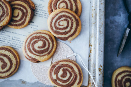 Zimtschnecken Cookies Schwarz weiss gebäck weihnachtsplätzchen weihnachtsbäckerei weihnachtskekse cinnamon roll cookies recipe foodstyling food photography food stylist zuckerzimtundliebe backblog gebäck einfache kekse für weihnachten rollenplätzchen keksteigrolle keksrolle