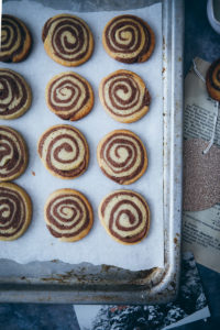 Zimtschnecken Cookies Schwarz weiss gebäck weihnachtsplätzchen weihnachtsbäckerei weihnachtskekse cinnamon roll cookies recipe foodstyling food photography food stylist zuckerzimtundliebe backblog gebäck einfache kekse für weihnachten rollenplätzchen keksteigrolle keksrolle