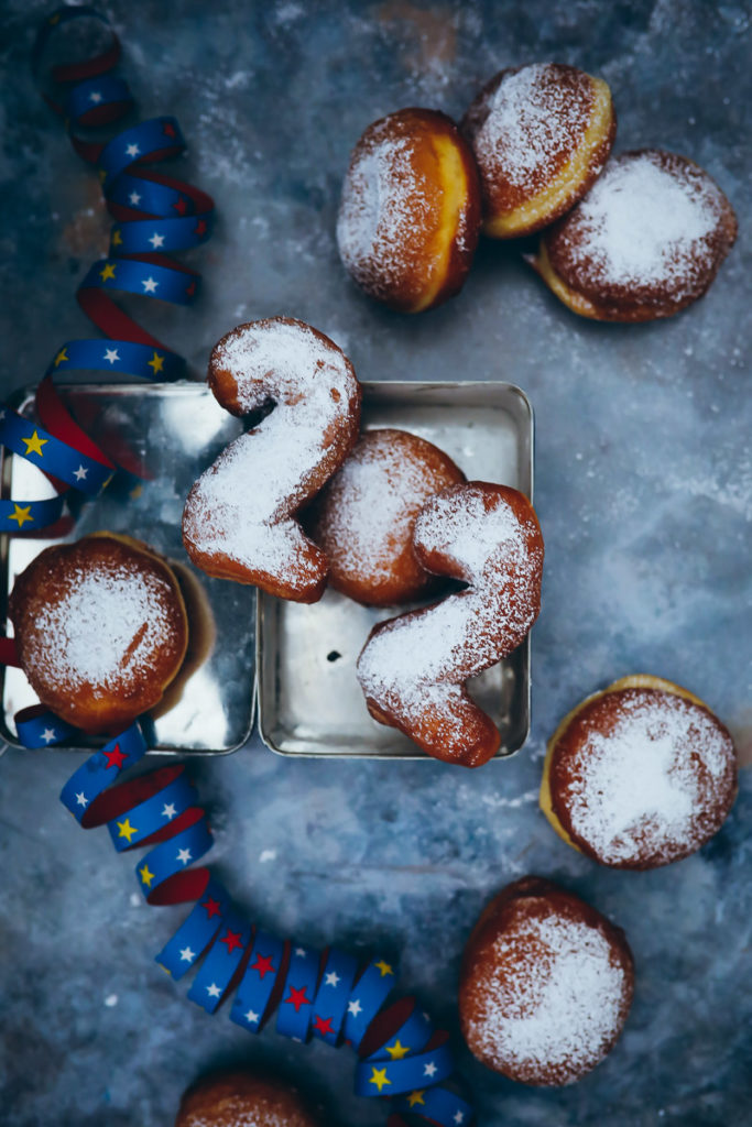 Silvester Berliner Neujahrskrapfen Kreppel Donuts foodstyling food photography zuckerzimtundliebe pfannkuchen gefuellt puderzucker