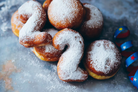Silvester Berliner Neujahrskrapfen Kreppel Donuts foodstyling food photography zuckerzimtundliebe pfannkuchen gefuellt puderzucker