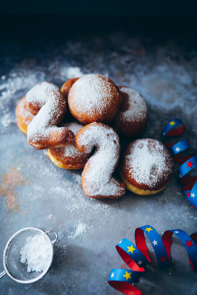 Silvester Berliner Neujahrskrapfen Kreppel Donuts foodstyling food photography zuckerzimtundliebe pfannkuchen gefuellt puderzucker