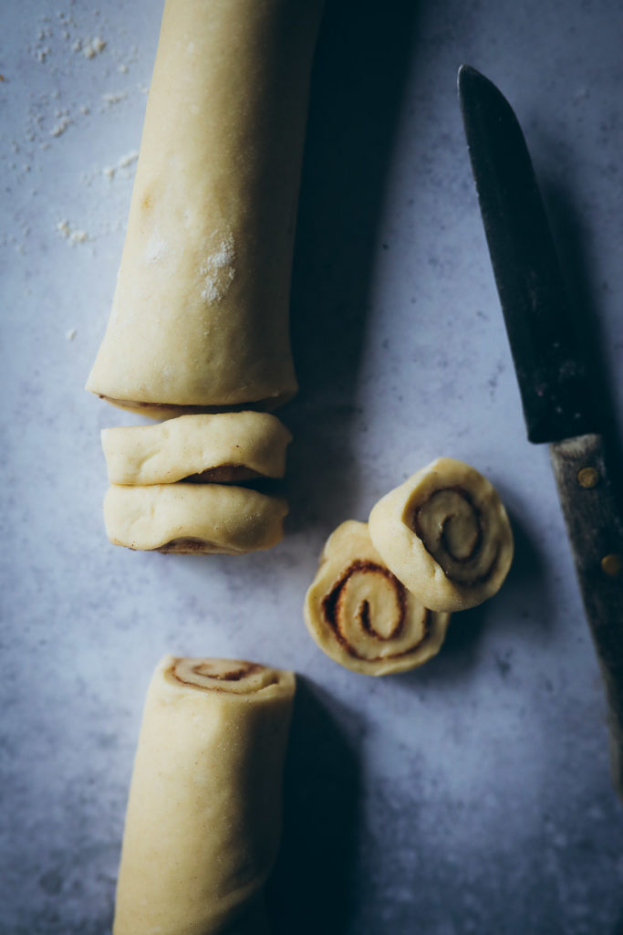 Schwedische Zimtschnecken Kardamom Hefeteig swedish cardamom cinnamon bun flowers einfaches rezept zuckerzimtundliebe foodstyling bakefeed food photography food stylist backblog deutscher foodblog