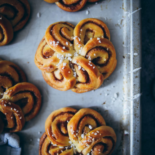 Schwedische Zimtschnecken Kardamom Hefeteig swedish cardamom cinnamon bun flowers einfaches rezept zuckerzimtundliebe foodstyling bakefeed food photography food stylist backblog deutscher foodblog