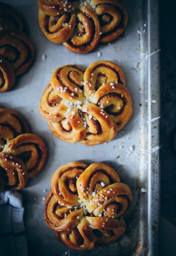 Schwedische Zimtschnecken Kardamom Hefeteig swedish cardamom cinnamon bun flowers einfaches rezept zuckerzimtundliebe foodstyling bakefeed food photography food stylist backblog deutscher foodblog