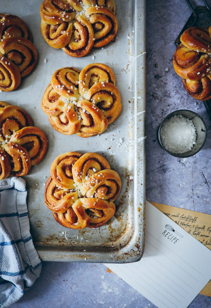 Schwedische Zimtschnecken Kardamom Hefeteig swedish cardamom cinnamon bun flowers einfaches rezept zuckerzimtundliebe foodstyling bakefeed food photography food stylist backblog deutscher foodblog