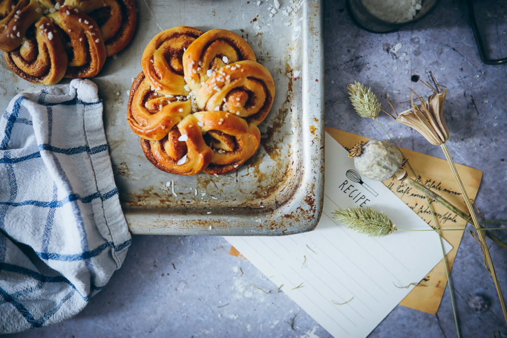 Schwedische Zimtschnecken Kardamom Hefeteig swedish cardamom cinnamon bun flowers einfaches rezept zuckerzimtundliebe foodstyling bakefeed food photography food stylist backblog deutscher foodblog