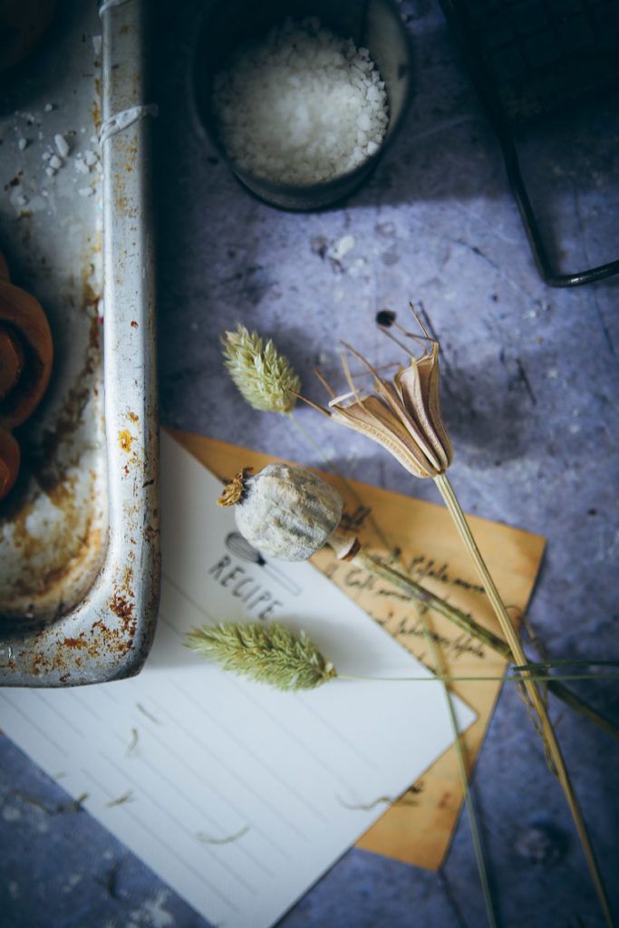 Schwedische Zimtschnecken Kardamom Hefeteig swedish cardamom cinnamon bun flowers einfaches rezept zuckerzimtundliebe foodstyling bakefeed food photography food stylist backblog deutscher foodblog