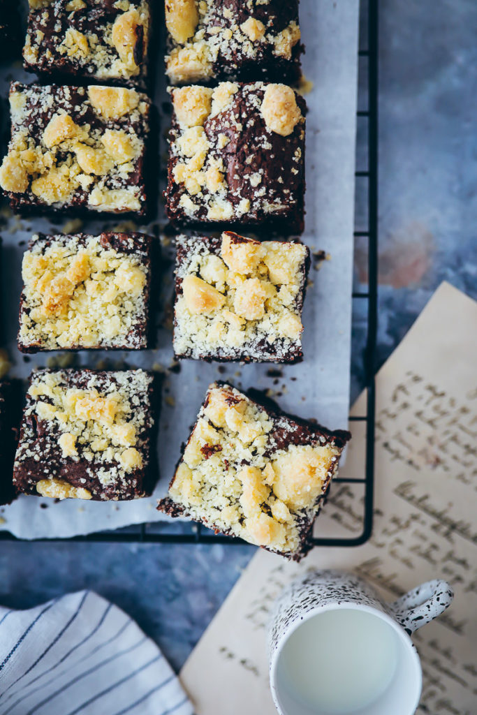 Streusel Brownies Rezept beste Brownies einfaches Brownie Rezept 20cm Backform zuckerzimtundliebe crumble brownies recipe foodstyling bakefeed food52 foodstylist backblog foodblog schokokuchen streuselrezept